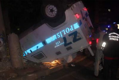 Zırhlı polis aracı kaza yaptı: 3 yaralı