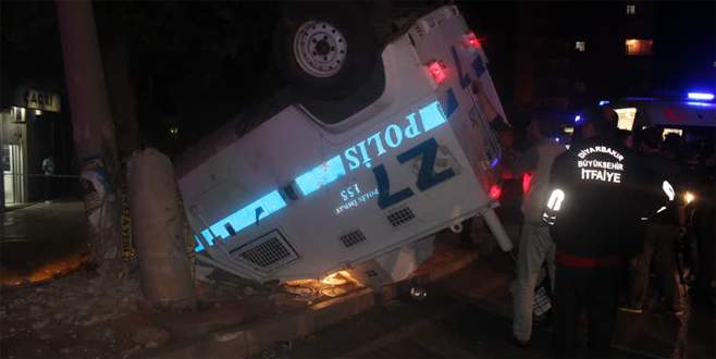 Zırhlı polis aracı kaza yaptı: 3 yaralı