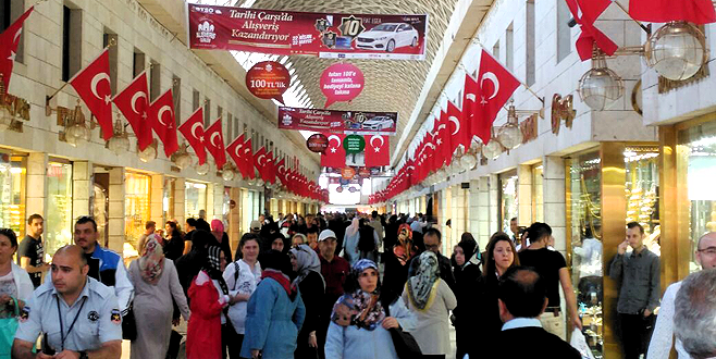 Kapalı Çarşı bayraklarla donatıldı