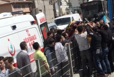 Baygınlık geçiren kadın tramvayın altına düştü