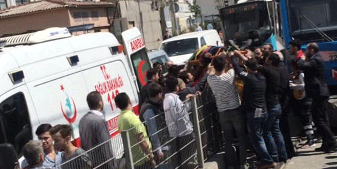 Baygınlık geçiren kadın tramvayın altına düştü