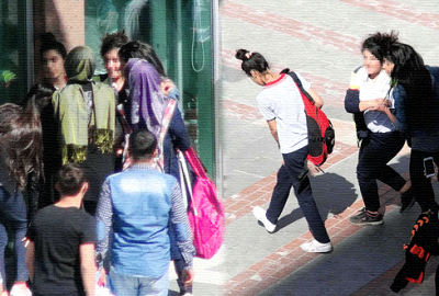 Liseli kızların sokak kavgası!