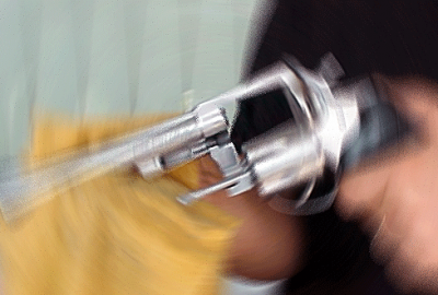 Silahını temizlerken kardeşini vurdu