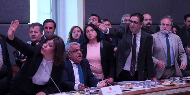 HDP’li milletvekilleri TBMM Anayasa Komisyonu’nu terk etti