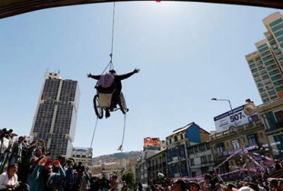 Kendisini tekerlekli sandalyeyle astı!