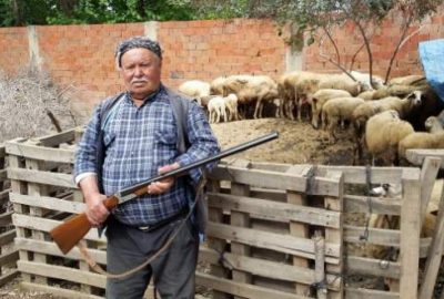 Eller tetikte, köylüler canavar nöbetinde