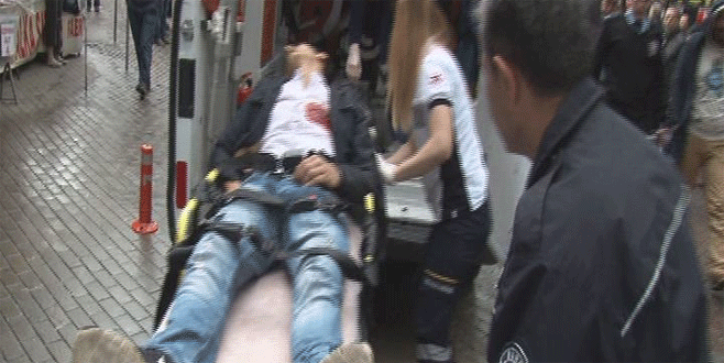 17 yaşındaki genç çarşı ortasında kalbine ateş etti