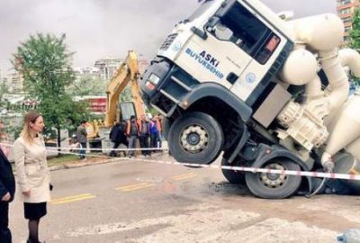 Dev çukura bu kez kamyon düştü!