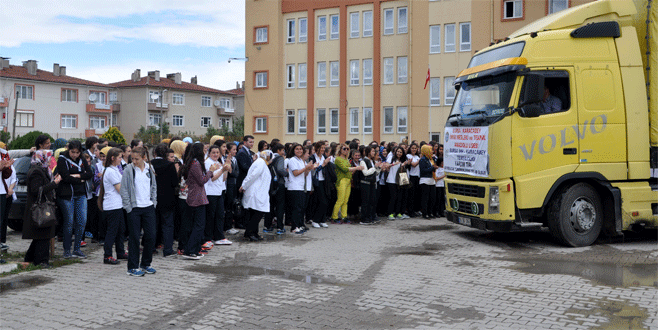 Öğrencilerden Bayır Bucak Türkmenlerine yardım
