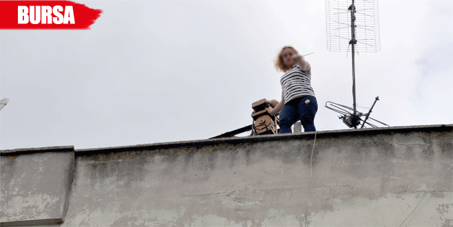 Elinde bıçakla atlamaya kalktı, polis son anda yakaladı ama…