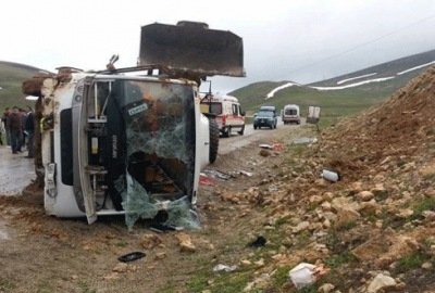 Yolcu midibüsü devrildi: 25 yaralı