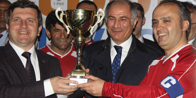 Bakan Ala, Bursa’da futbol turnuvasına katıldı