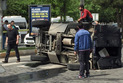 Zırhlı polis aracı takla attı