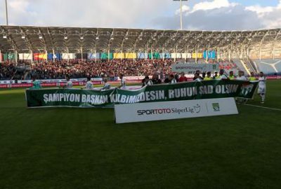 Alkışlanan pankart