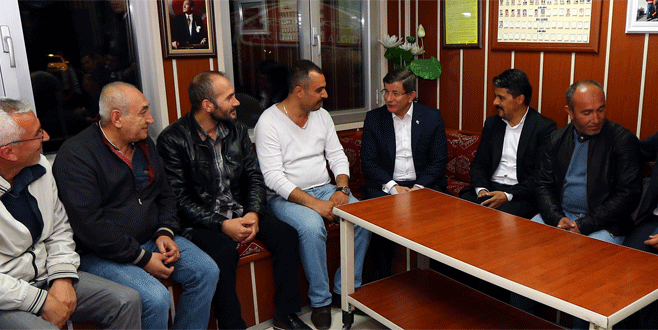 Davutoğlu’ndan taksi durağına ziyaret