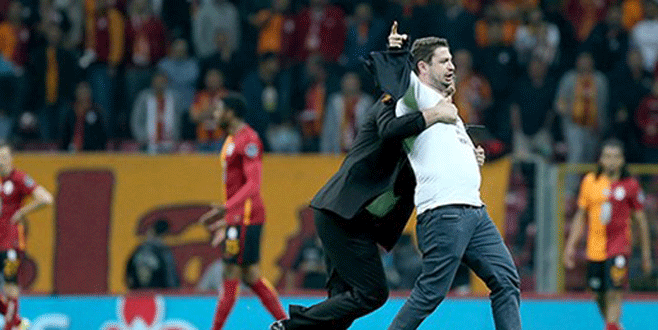 Taraftar sahaya girdi