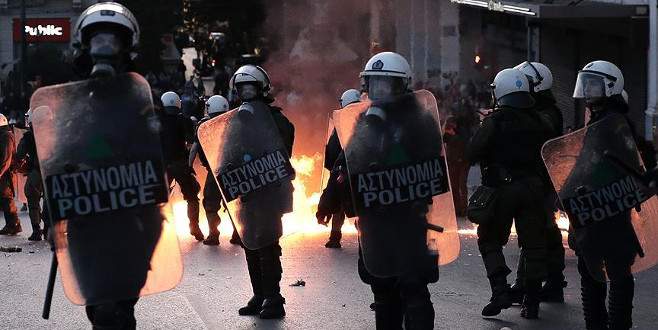 Yunanistan’da polis ve göstericiler çatıştı!