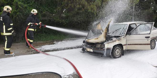 Bursa’da seyir halindeki araç alev aldı