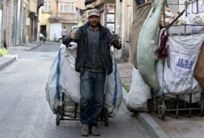 5 dil biliyor, kağıt toplayarak geçiniyor