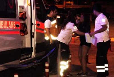 Genç kadını dövüp yarı çıplak sokağa attılar