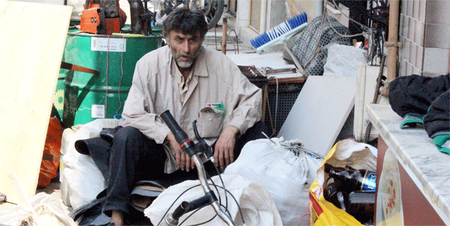 Çöp evin sahibi temizlik işçilerine para saçtı