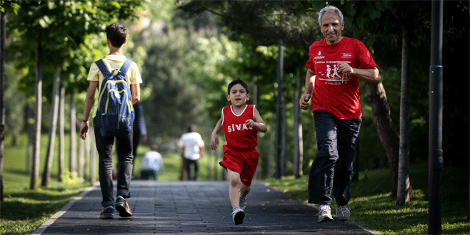 ‘Gardiyan atlet’ten oğlu anısına geleneksel ‘mini maraton’