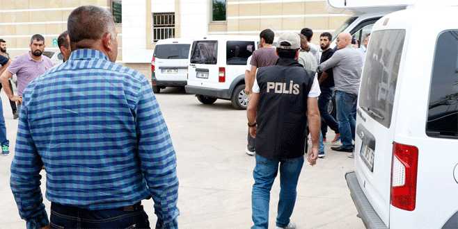 Baba, tutuklanan oğlunun yüzüne tükürdü