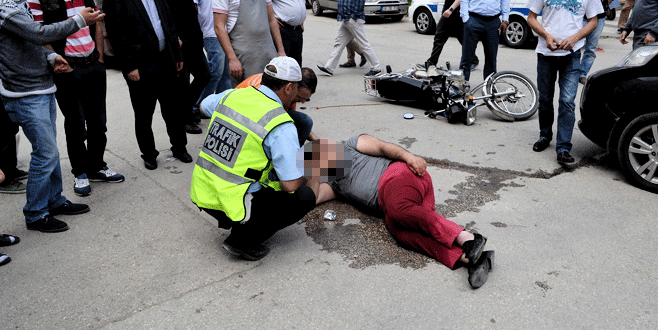 Bursa’da motosiklet ile hafif ticari araca çarptı