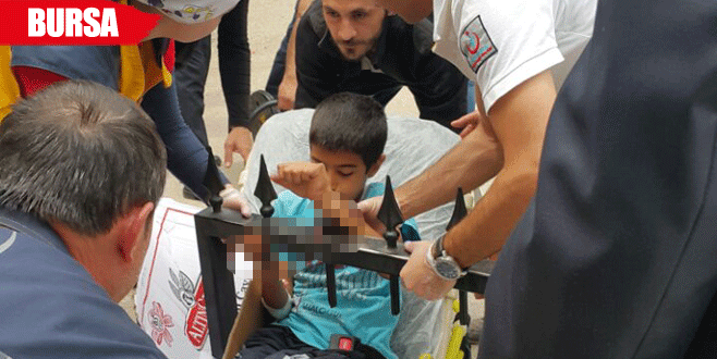 Koluna saplanan demir ile hastaneye götürüldü