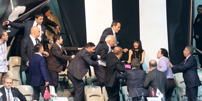 Beşiktaş mali kongresinde arbede çıktı