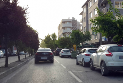 Kükürtlü Caddesi’nde park halindeki araçlar sürücüleri çileden çıkarıyor!