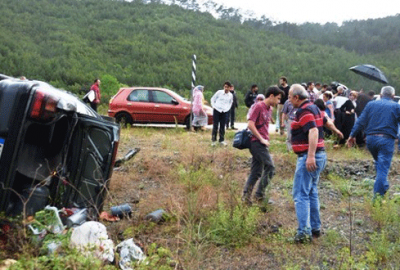 Otomobil kayganlaşan yolda takla attı: Burunları bile kanamadı