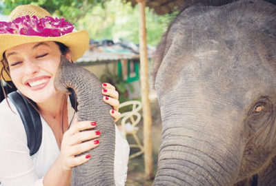 Ezgi’ye ilginç öpücük