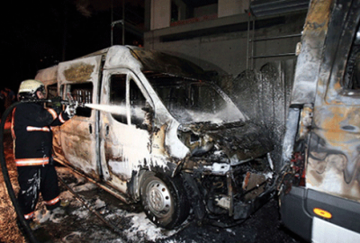 4 servis aracı ile 1 kamyonet kundaklandı