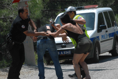 Kaza yaptıktan sonra nişanlısına saldırdı