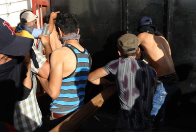 Irak’ta Sadr yanlıları parlamento binasını bastı