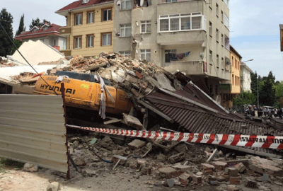 Tahliye edilen 7 katlı apartman büyük gürültüyle çöktü