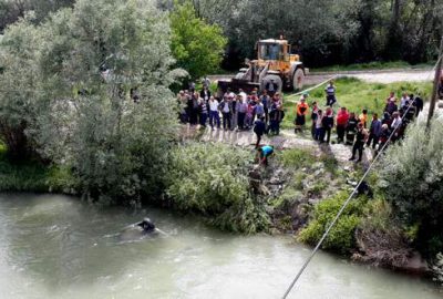 Otomobil nehre uçtu: 3 ölü