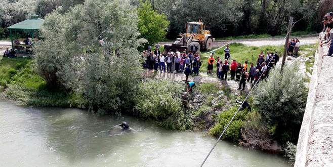 Otomobil nehre uçtu: 3 ölü