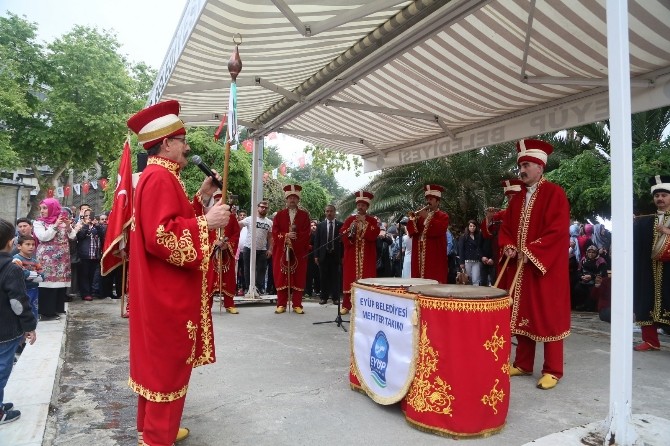 Eyüp Sultan’da Eller Kandil İçin Açıldı