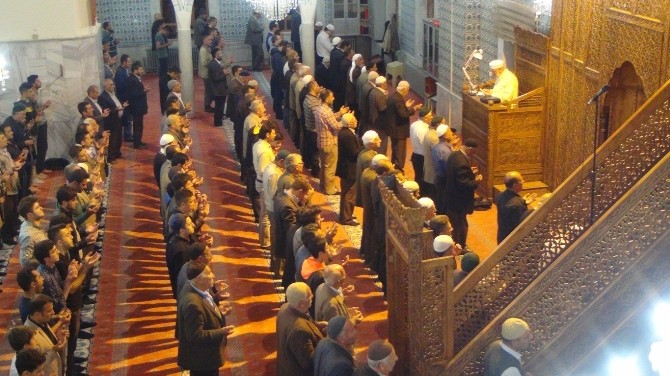 Berat Kandili’nde Vatandaşlar Camilere Akın Etti