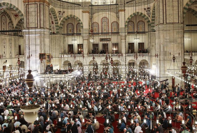 Berat Kandili’nde eller duaya açıldı