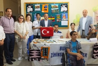 Kaymakam Öner’e Bayrak Hediye Ettiler