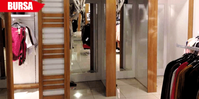 Mağazadaki kıyafetlerin alarmlarını sökerken yakalandı