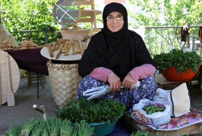 Kardeşinin bakan olduğu pazarda öğrendi