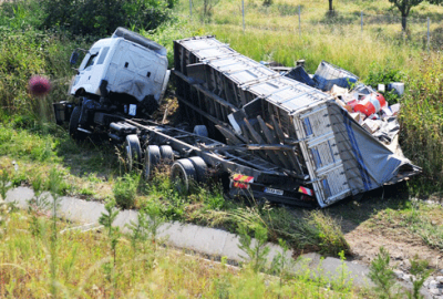 Kontrolü kaybeden kamyon otoyoldan uçtu