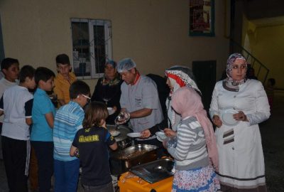 AK Parti Kadın Kollarından Etli Pilav Dağıttı