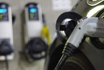 Elektrikli araçtan benzin çalmaya çalışırken…