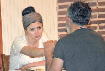 Sağ gösterip sol vurdu