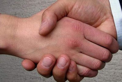 Müslüman erkek öğrencilere ‘tokalaşma’ zorunluluğu